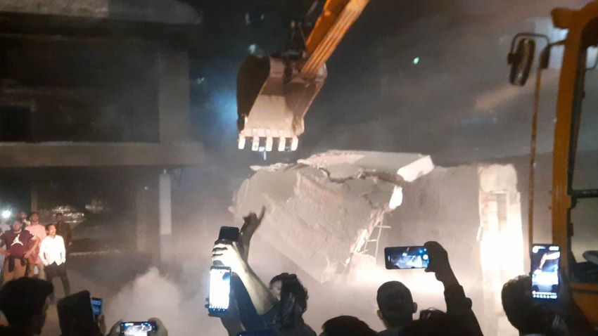 বুলডোজার দিয়ে গুঁড়িয়ে দেয়া হল ‘শেখ বাড়ি’